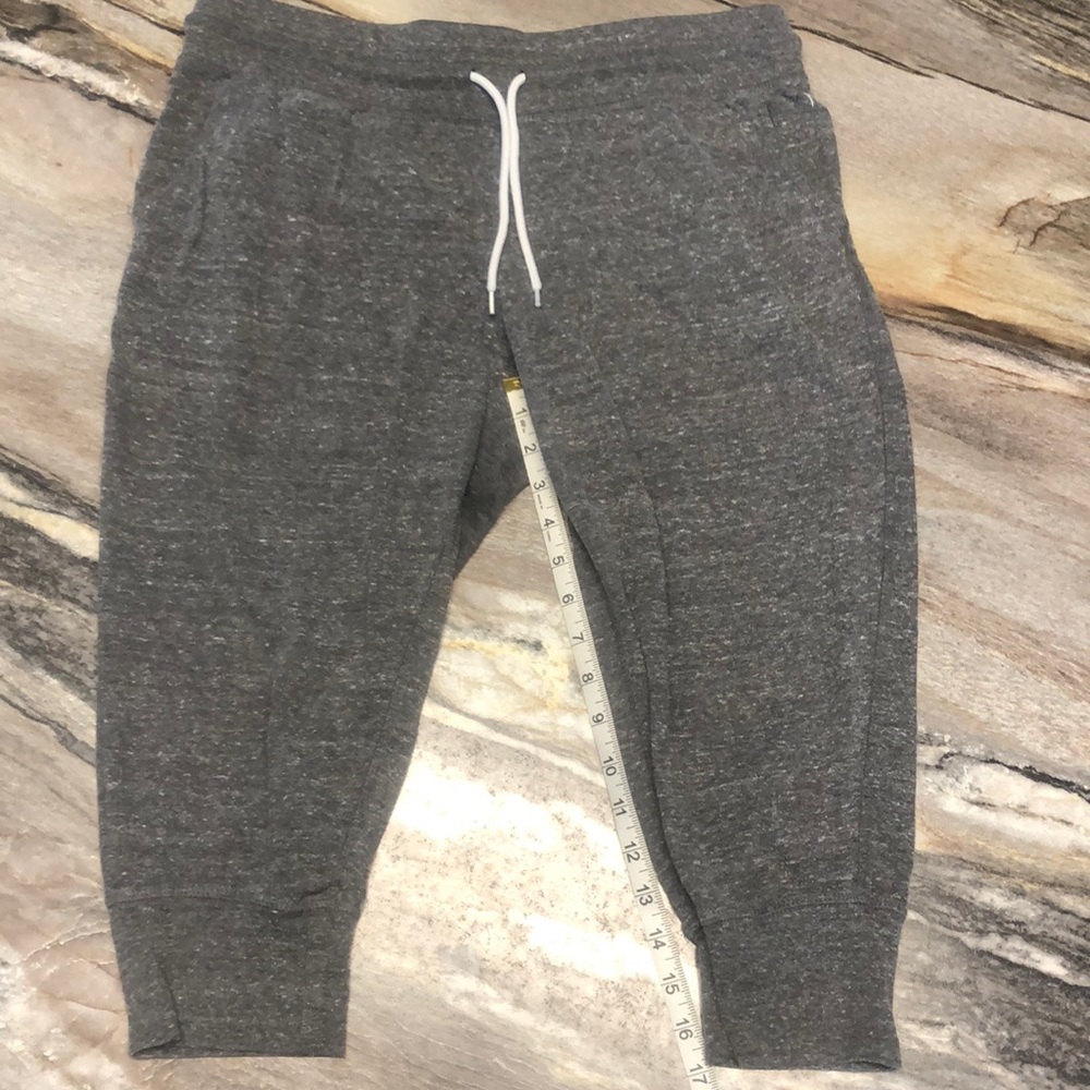 Danskin drawstring capri’s. Large (12-14).